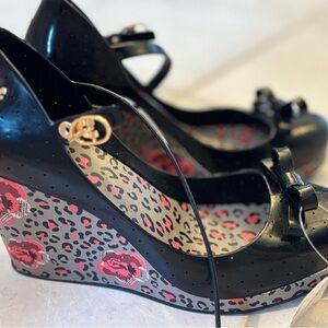 Stylish Black Wedge Shoes with Leopard Print